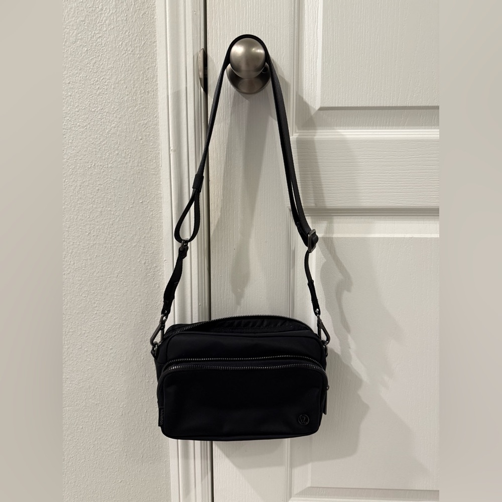 Lululemon Everywhere Crossbody 3L Large 
Metal Hardware in Black/gunmetal